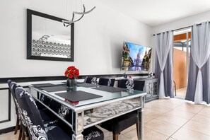 Dining - Private Oasis/Walk to the Pool/3 miles to Disney (Kissimmee)