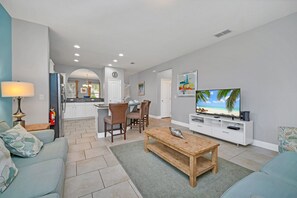 Villa, Meerdere bedden, toegang tot zwembad, uitzicht op zwembad (5419 Oakgrain) | Woonruimte | Een 42-inch flatscreentelevisie met digitale zenders