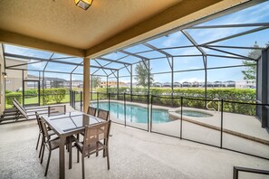 Villa, Meerdere bedden, toegang tot zwembad, uitzicht op zwembad (5419 Oakgrain) | Uitzicht vanuit de kamer