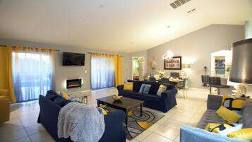 Villa, varias camas, acceso a la alberca, vista a la alberca (Hummingbird Haven) | Área de sala de estar | Televisión de pantalla plana de 42 pulgadas con canales digitales