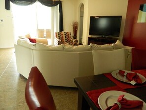 ヴィラ ベッド (複数台) プールアクセス ガーデンビュー (9106 Stromboli Court) | リビング エリア | 42 インチの薄型テレビ (デジタル放送視聴可)