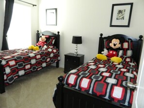 ヴィラ ベッド (複数台) プールアクセス ガーデンビュー (9106 Stromboli Court) | 5 室のベッドルーム、客室ごとに異なる装飾、客室ごとに異なるインテリア、ベッドシーツ