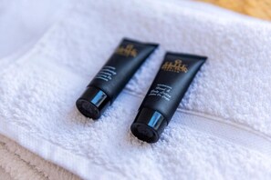 Secador de pelo, toallas, jabón, papel higiénico