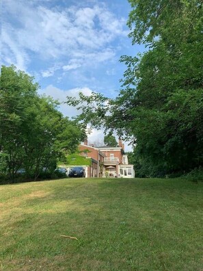 Property grounds - Riverfront Rustic 1824 Mansion (Troy)