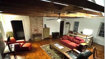 TV connectée, lecteur de DVD, baby-foot, livres