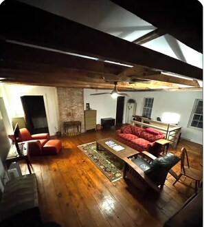 Smart-tv, een dvd-speler, tafelvoetbal en boeken