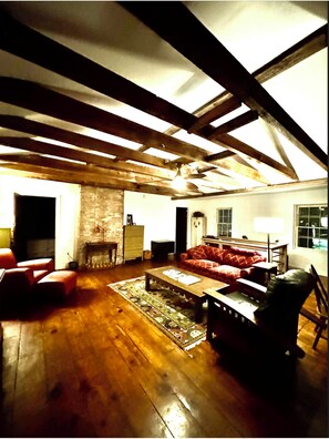 Smart-tv, een dvd-speler, tafelvoetbal en boeken