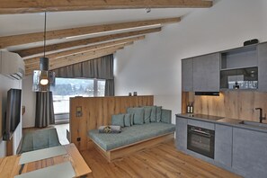 En 50-tommers LED-TV med kabel-kanaler samt oppvarmet gulv