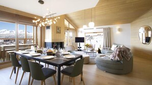 Ein modernes Interieur mit Essbereich, Wohnzimmer und Kamin.