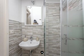 Dusche, Haartrockner, Bidet, Handtücher