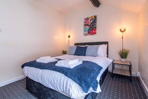 2 chambres, fer et planche à repasser, Wi-Fi, draps fournis