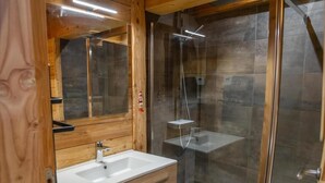 A modern bathroom with a wooden vanity, a glass shower enclosure, and a large mirror. - Chalet, 350m from ski slopes, view valley, balcony, tv, ski locker, 205m², Les Orres (Les Orres)