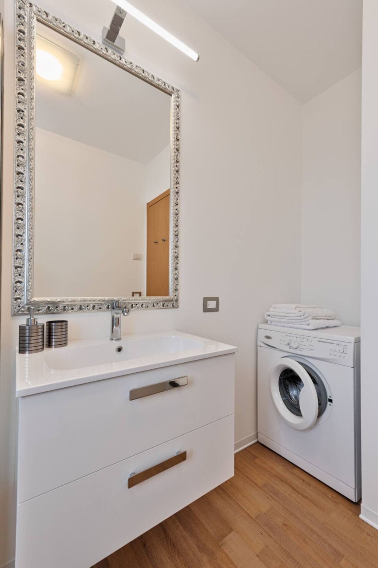 Een douche, een bubbelbad, een haardroger, een bidet