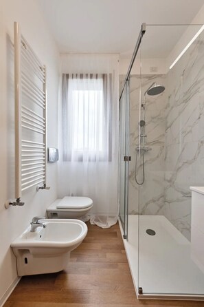 Dusche, Whirlpool, Haartrockner, Bidet