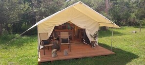 Outdoor dining - Wildwood Wall Tent, Wildwood Wall Tent by the Stream (Story)