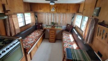 Horno, parrilla de estufa y cafetera y tetera