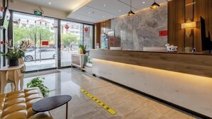 Lobby-lounge