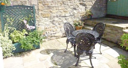 Honeysuckle Cottage, 2 bed, sleeps 3, family-friendly and pet-friendly