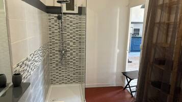 Een haardroger, handdoeken