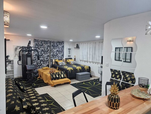 1 slaapkamer, een strijkplank/strijkijzer, wifi, beddengoed