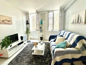 TV - Bright duplex 50m from the port of La Rochelle (La Rochelle)