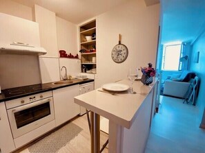 Fridge, microwave, oven, coffee/tea maker