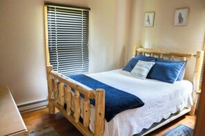 2 bedrooms, WiFi, bed sheets - Creekside Chalet, Private Creekside Chalet (Story)