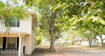 Spacious 6-bedroom house in Hearne with WiFi, AC