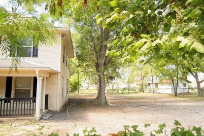 Spacious 6-bedroom house in Hearne with WiFi, AC