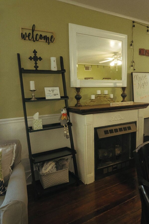 Interior - Spacious 6-bedroom house in Hearne with WiFi, AC (Hearne)