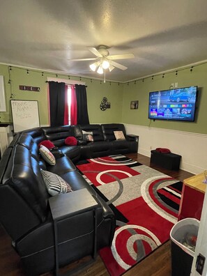 Smart TV, DVD player - Spacious 6-bedroom house in Hearne with WiFi, AC (Hearne)