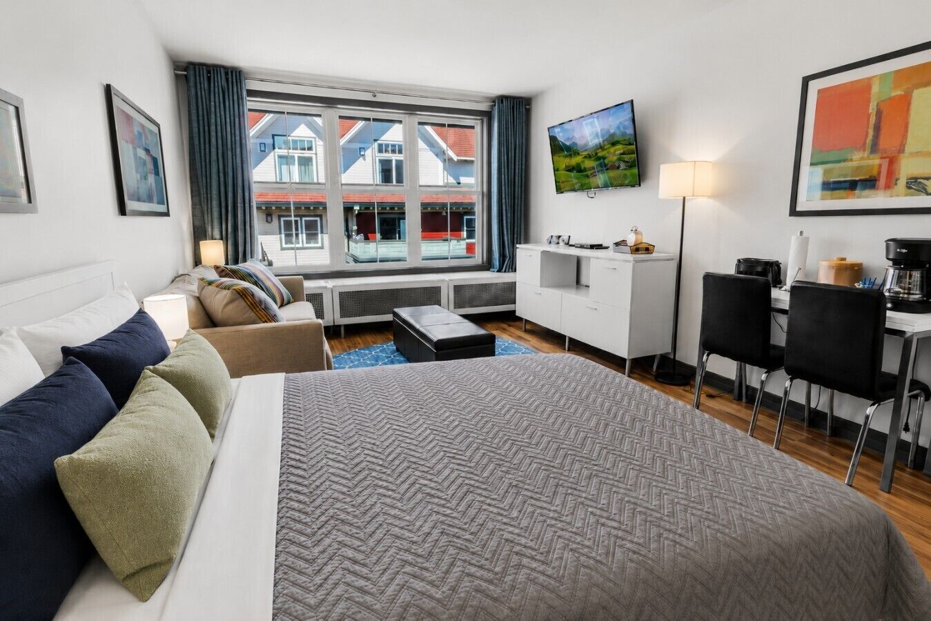 1 slaapkamer, een strijkplank/strijkijzer, gratis wifi, beddengoed