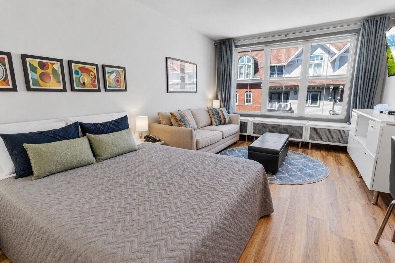 1 slaapkamer, een strijkplank/strijkijzer, gratis wifi, beddengoed
