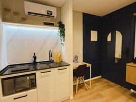 Studio, 1 Twin Bed | Private kitchen | Mini-fridge, microwave