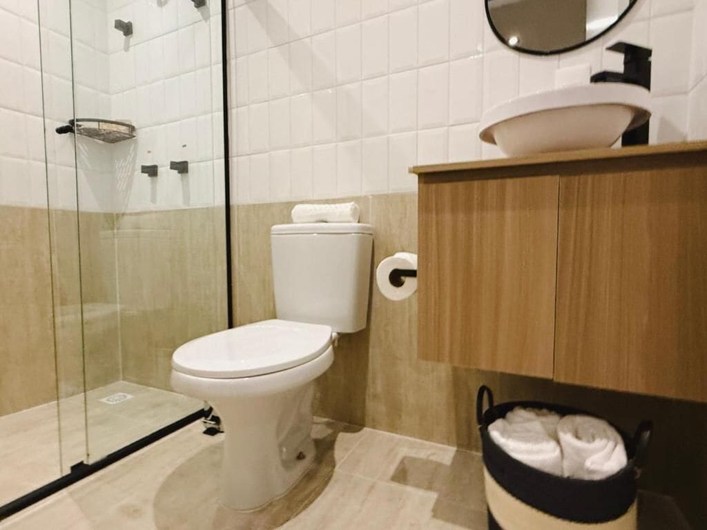 Doccia, asciugacapelli, asciugamani, sapone