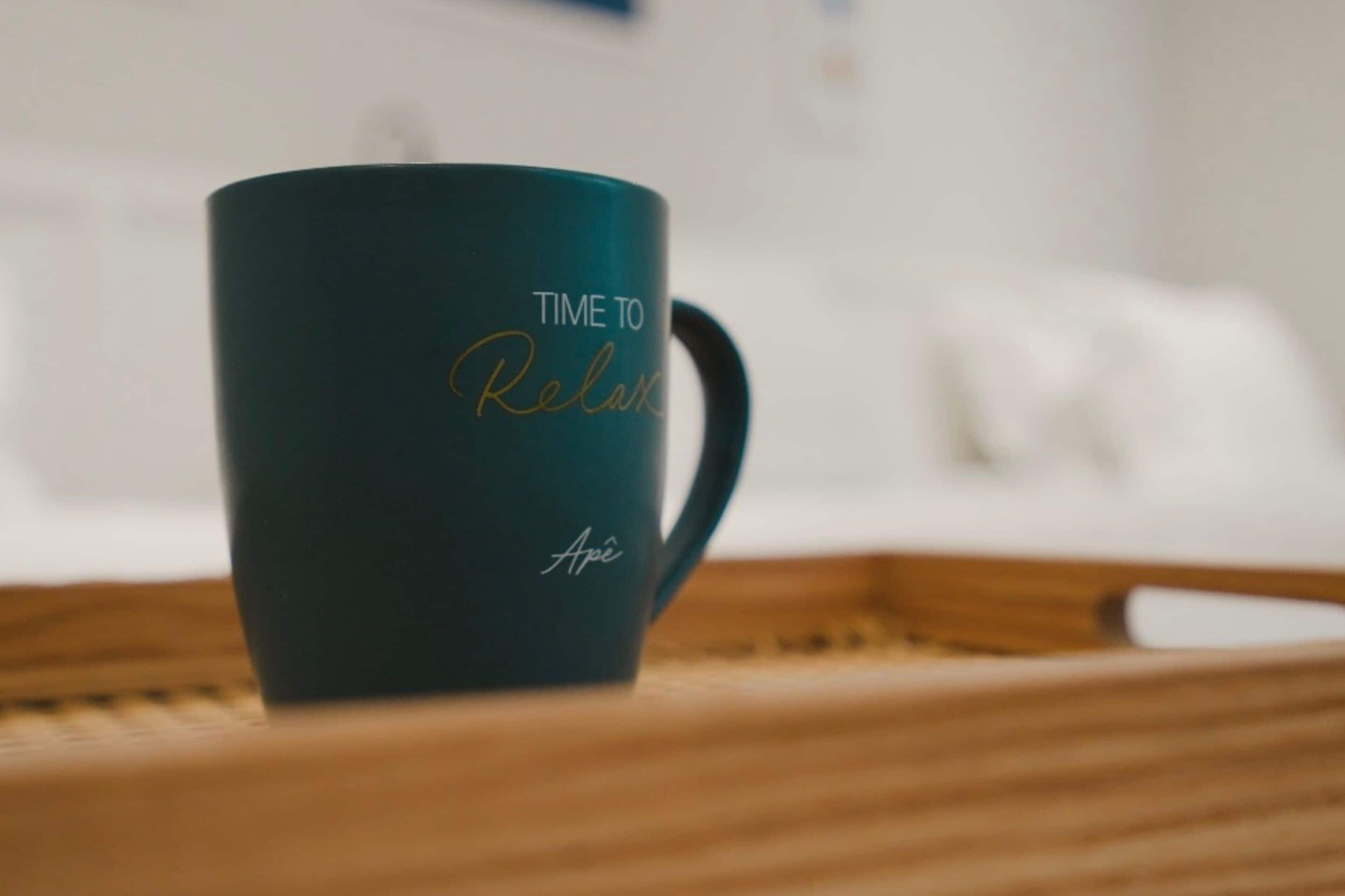 Una taza azul oscuro con el texto 