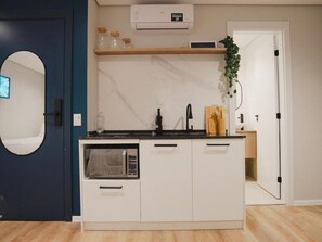 Minikylskåp och mikrovågsugn
