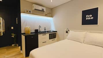 Estudio estándar | Espacio para trabajar con laptop, wifi gratis y ropa de cama