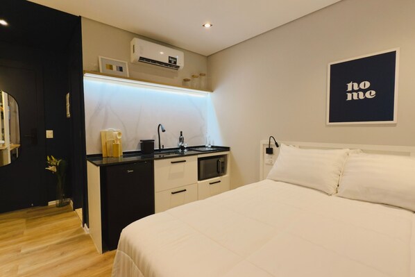 Studio Standard | Espace de travail pour ordinateur portable, Wi-Fi gratuit, draps fournis