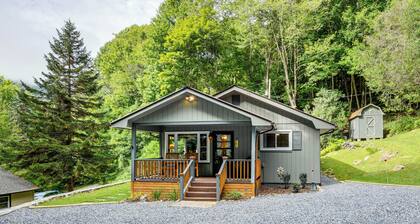 6 Mi to Waterrock Knob: 'Serenity Cottage'