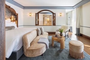 特级套房, 阳台 | 客房内保险箱、办公桌、笔记本电脑工作区、遮光窗帘