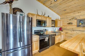Fridge, microwave, stovetop, dishwasher - South Dakota Nature Getaway w/ Hot Tub (Fedora)
