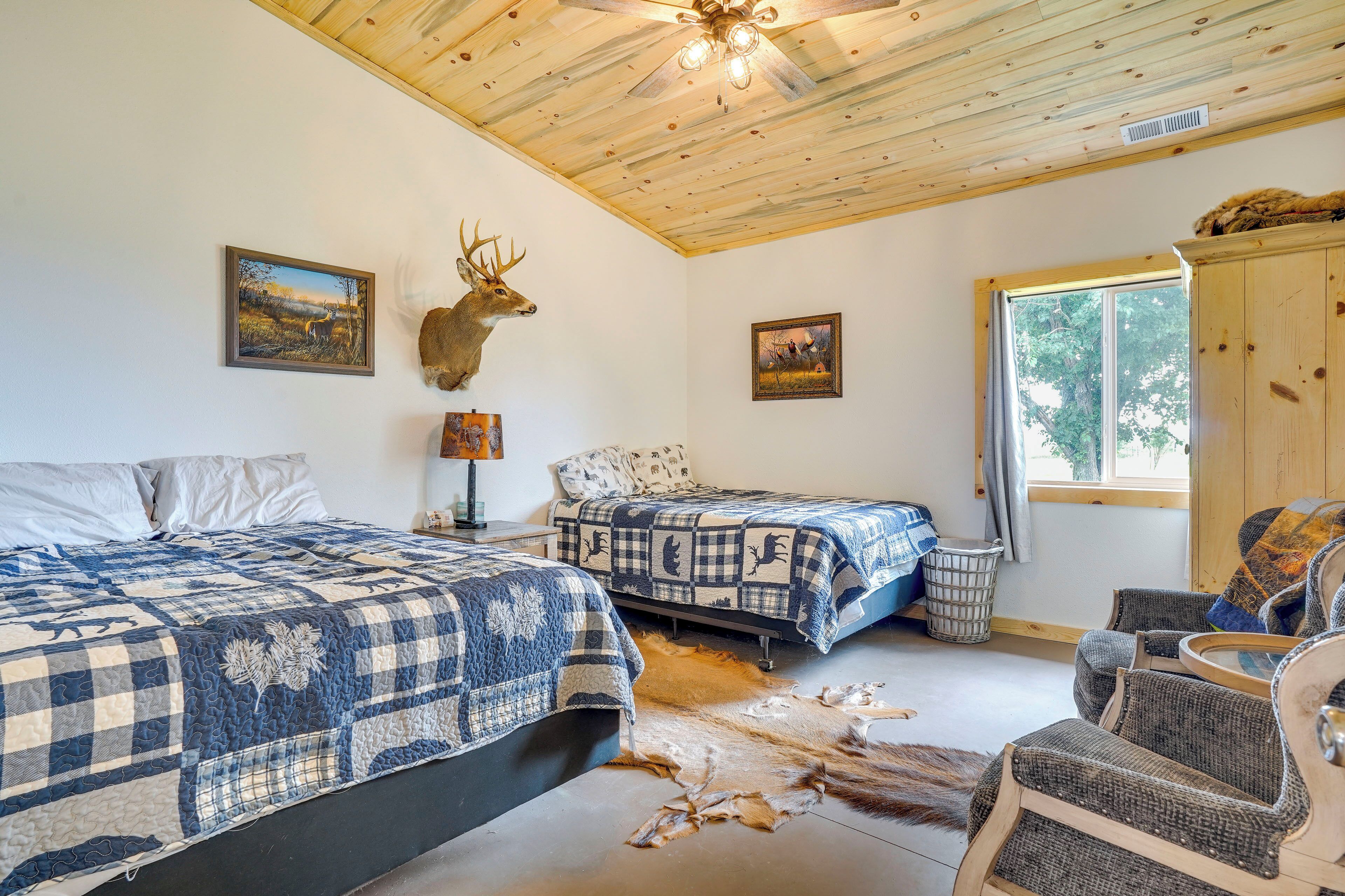 2 bedrooms, internet, bed sheets