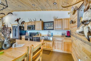 Fridge, microwave, stovetop, dishwasher