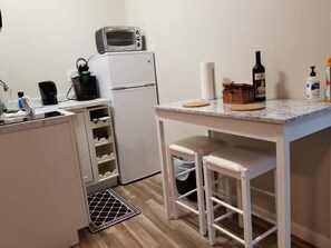 Réfrigérateur, micro-ondes, plaque de cuisson, cafetière/bouilloire