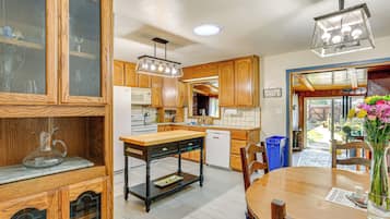 Fridge, microwave, stovetop, dishwasher