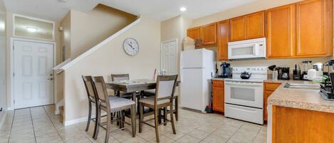 Réfrigérateur, micro-ondes, plaque de cuisson, lave-vaisselle