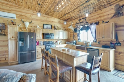 Hot Tub & Fire Pit: Family Retreat in South Dakota
