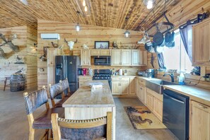 Fridge, microwave, stovetop, dishwasher - Hot Tub & Fire Pit: Family Retreat in South Dakota (Fedora)