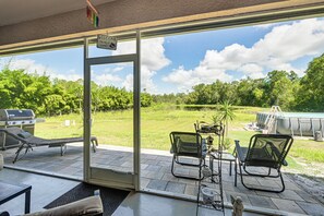 Outdoor dining - Fire Table & Home Gym: Secluded Naples Home (Naples)